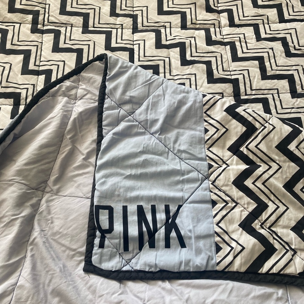 PINK Victoria’s Secret Zig Zag Print / Light Blue Reversible Full Size Comforter